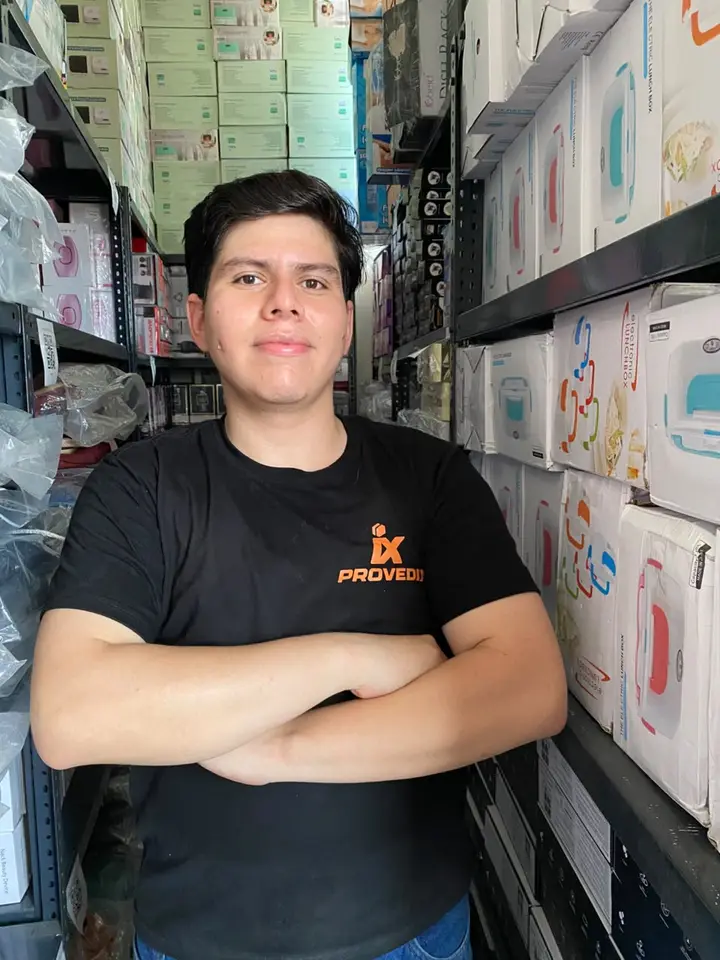 Colaborador de Provedix en un pasillo de la bodega